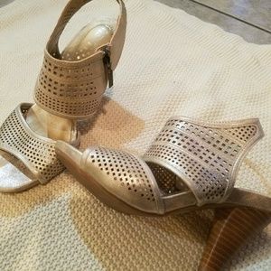 Me Too gravel metallic heels